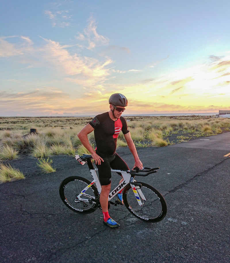 Denis Chevot sur une route d'Hawaii