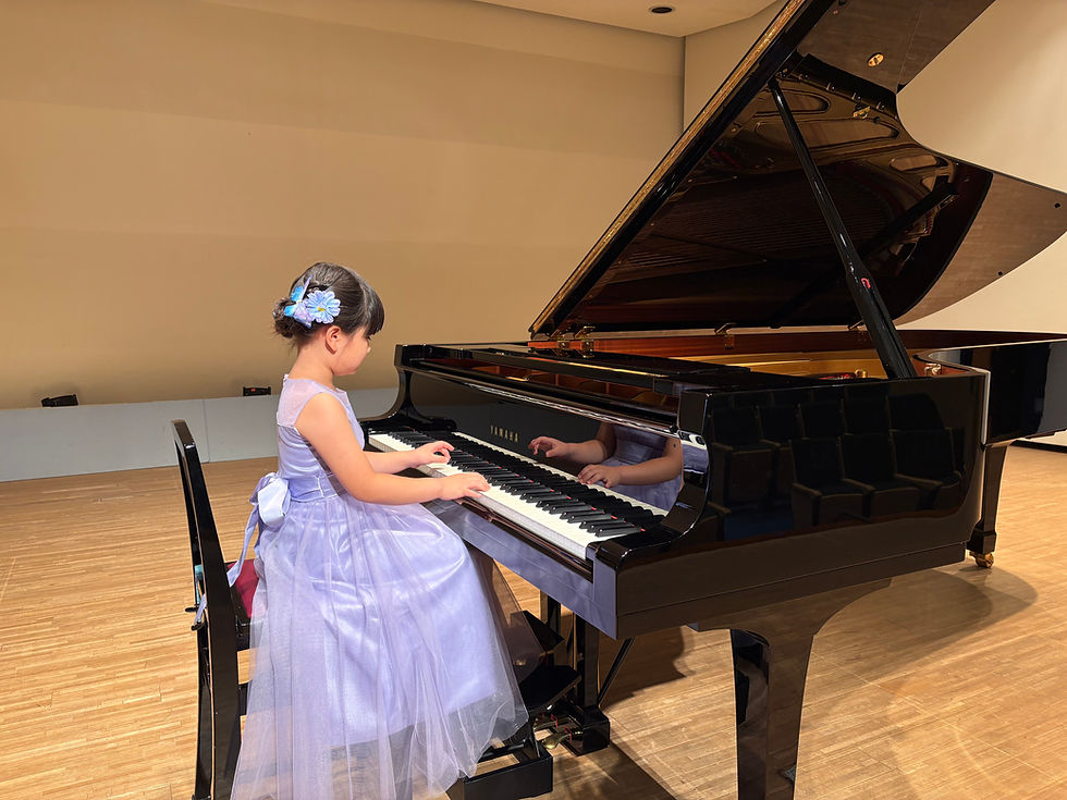 ラベンダー色のドレスで演奏する少女