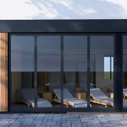 Moderní odpočívárna ve wellness centru MONA@CO s výhledem do zeleně a lehátky.