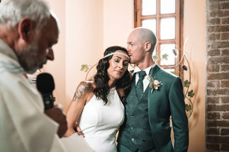 La sposa appoggia la testa sulla spalla dello sposo durante la cerimonia
