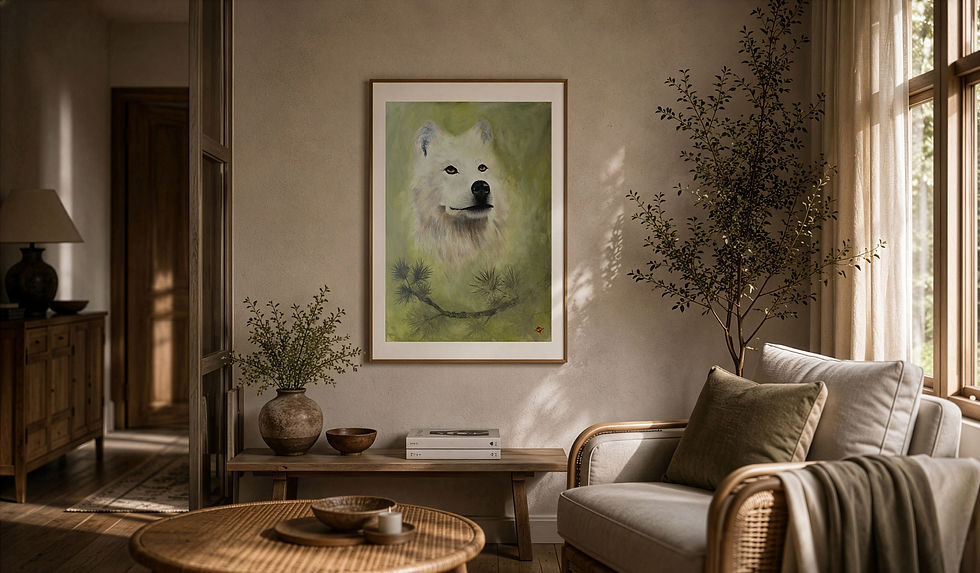 Gemütliches Wohnzimmer mit Wolfsbild an der Wand, hellem Sofa, Pflanzen und warmem Sonnenlicht durch große Fenster.