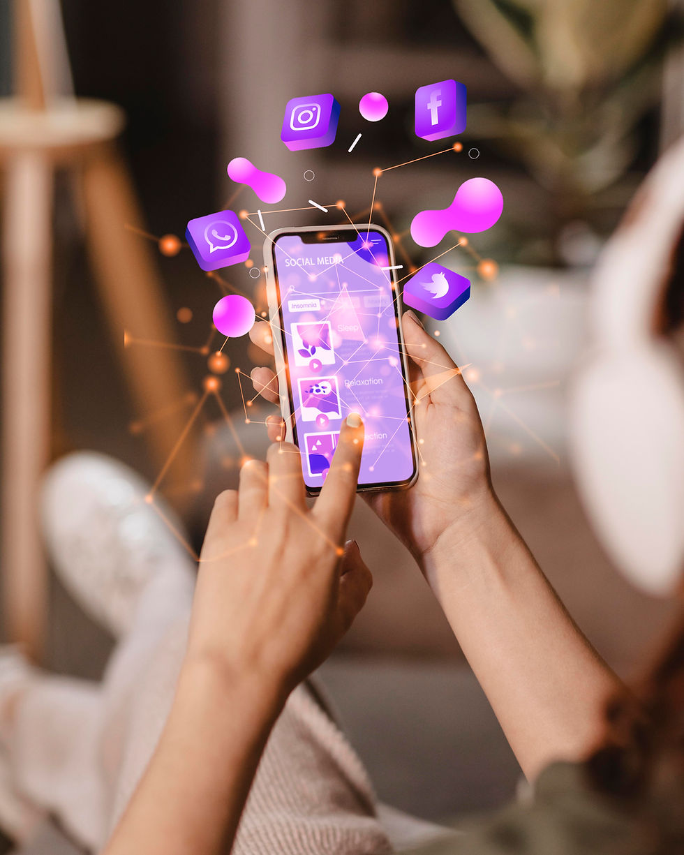 Smartphone avec icônes de réseaux sociaux populaires, représentant le choix stratégique des plateformes adaptées à la location saisonnière.