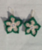 Boucles d'oreilles fleur à 5 pétales en étoile en crochet beige et contour vert avec en son centre une perle