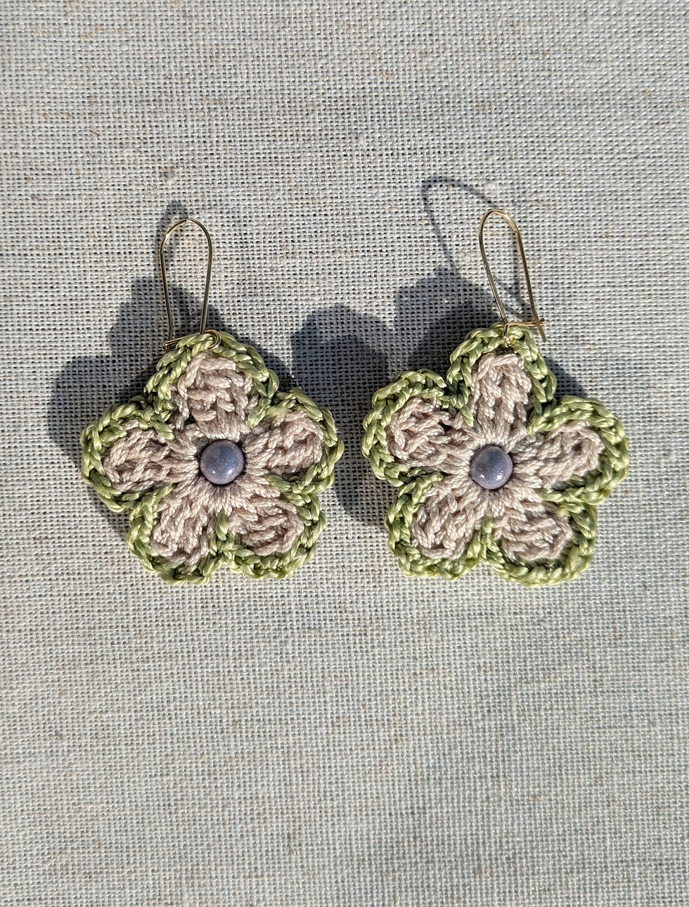 Boucles d'oreilles fleur à 5 pétales en crochet beige et vert pâle avec en son centre une perle