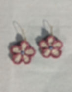 Boucles d'oreilles fleur à 5 pétales en crochet beige et rose paillette avec en son centre une perle irisé