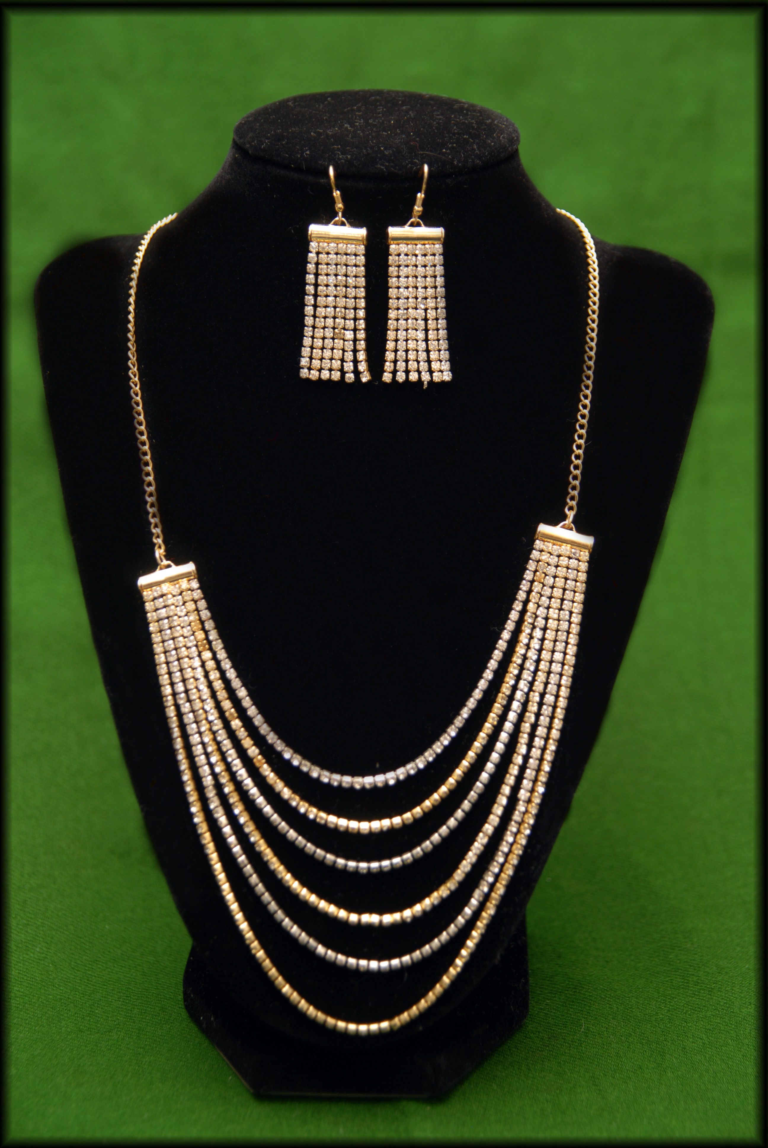 Exclusive white stones embedded necklace with earrings