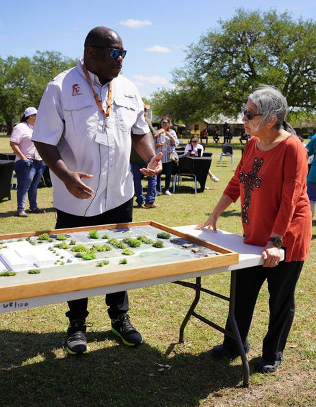 Super discussing model with older lady (1)-3