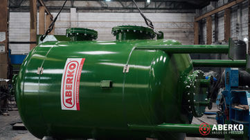 Dois vasos de pressão verdes lado a lado com conexões e etiqueta Aberko.