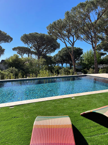 Piscine privée de Casa Cappellina entourée de verdure