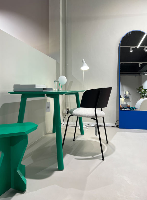 Einwandfreier fugenloser Spachtelboden für moderne Innenarchitektur von Art Of Surface aus Köln.