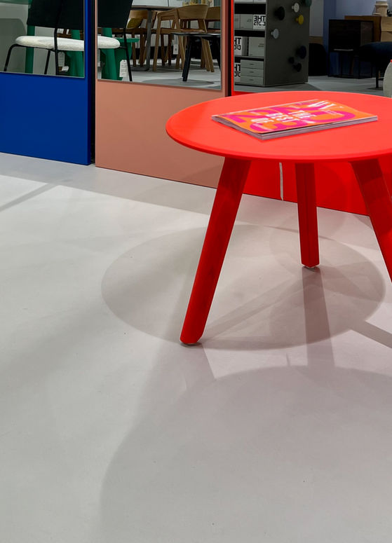 Einwandfreier fugenloser Spachtelboden für moderne Innenarchitektur von Art Of Surface aus Köln.