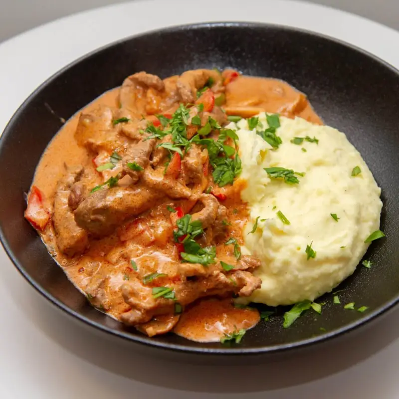 Biff-stroganoff-med-potetmos.webp