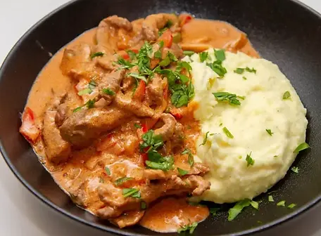 Biff-stroganoff-med-potetmos.webp
