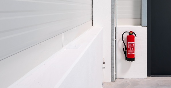 Feuerlöscher und Notausgang
