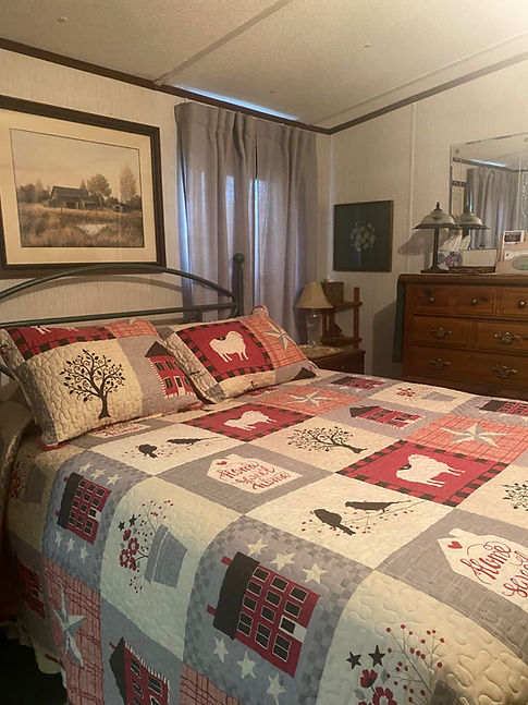 Laurel Glen Master Queen with private bathroom.jpg