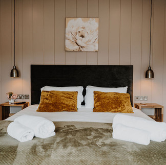 Superking luxury bedroom - hot tub lodge - Bowland Retreat