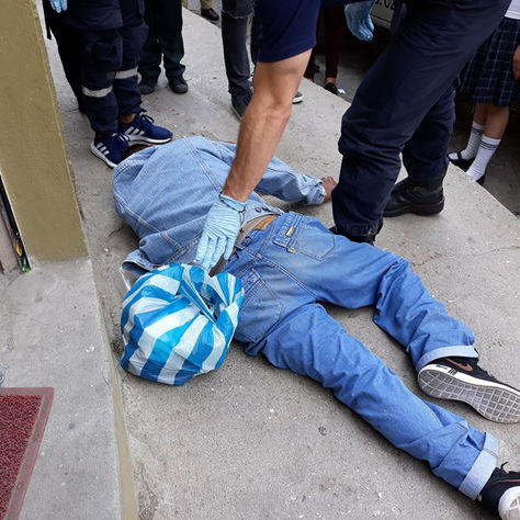 GUALACEO: PENSAROIN ESTABA MUERTO SOBRE VEREDA PERO ERA UN ÉBRIO PASADO DE TRAGOS