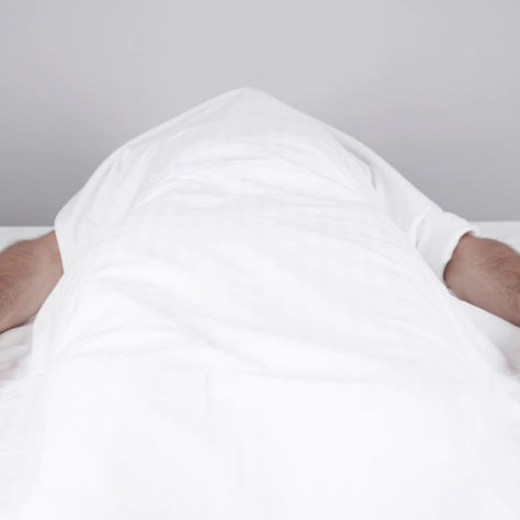 LE IBAN A HACER LA AUTOPSIA Y RESUCITA