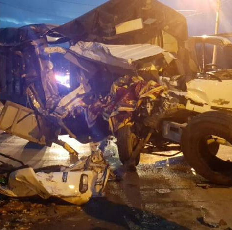 CHOQUE ENTRE DOS CAMIONES DEJA DOS MUJERES MUERTAS EN CAÑAR