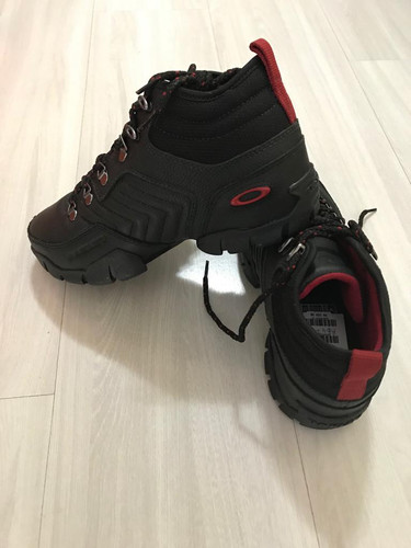 botinha da oakley vermelha