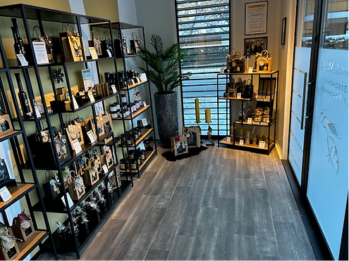 Innenansicht: Regale mit Honig, Propolis, Kerzen und Geschenksets im Shop der Imkerei Neunteufel in Friesach