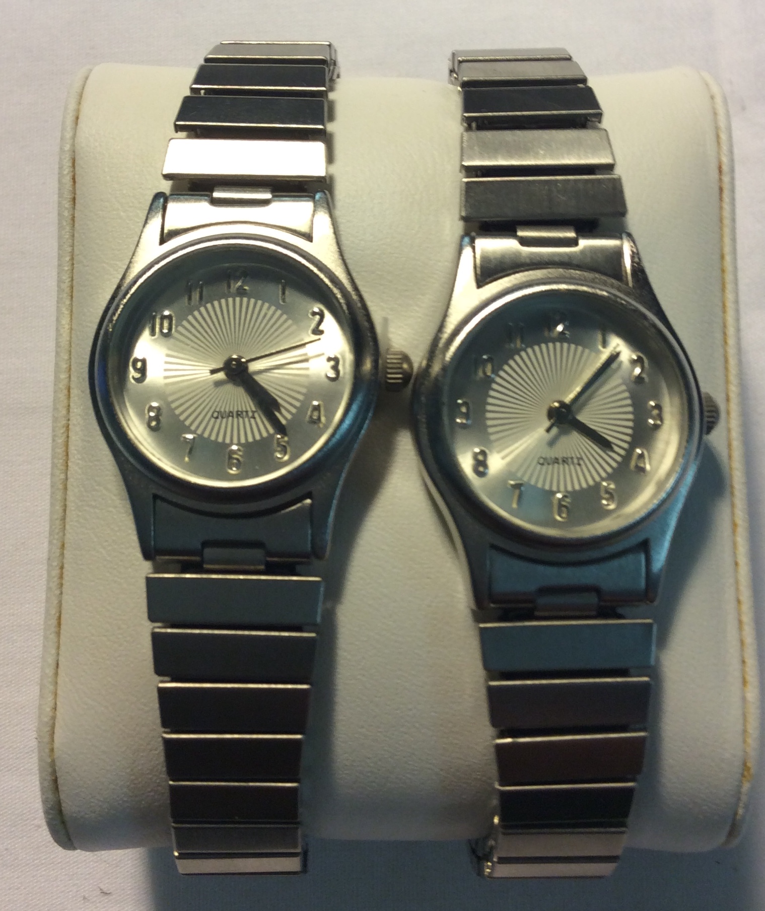 Quartz watch - round silver face