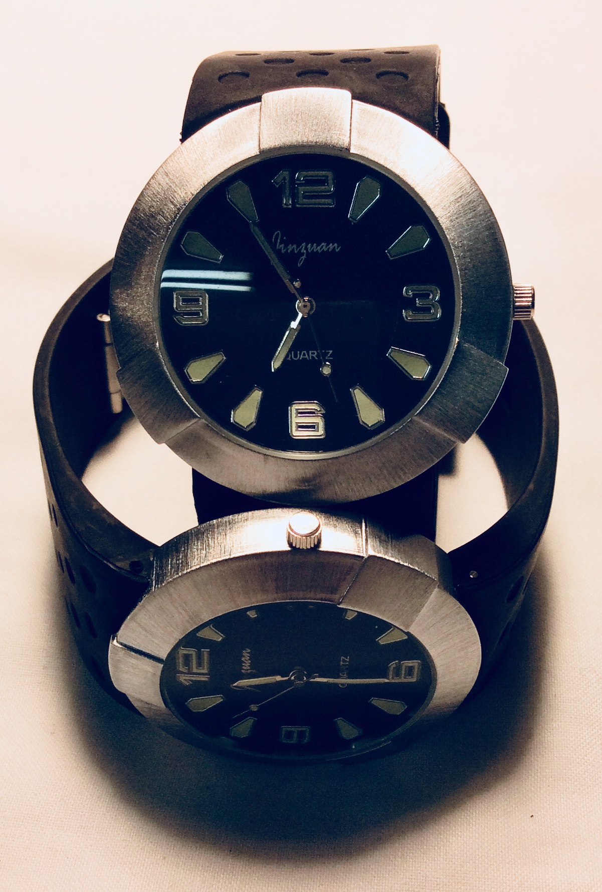 Steel circular frame watch
