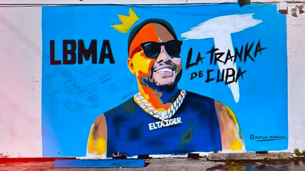 Mientras tanto, el mural sigue generando una variedad de reacciones entre los cubanos de Miami y la diáspora en general, dividiendo opiniones entre quienes apoyan el homenaje y aquellos que cuestionan su pertinencia en un lugar tan significativo.