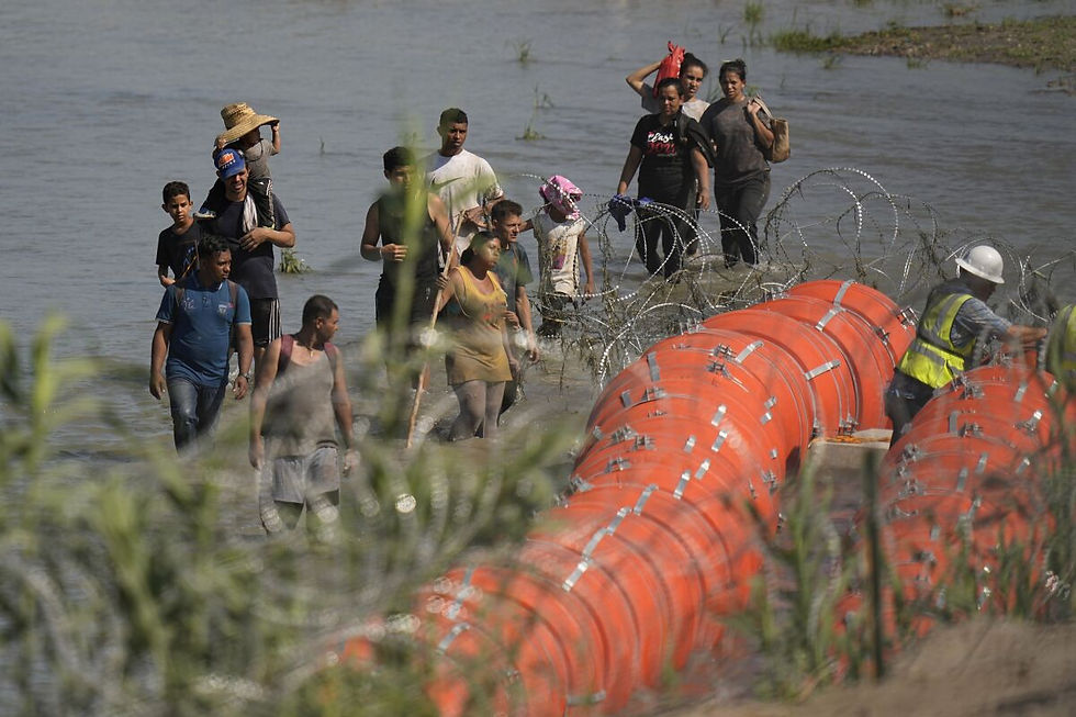 Este mes, el estado ha implementado una medida adicional para abordar la situación migratoria en la frontera estadounidense. Se ha instalado una barrera flotante compuesta por boyas de color naranja, cada una del tamaño de una bola de demolición, que se extiende a lo largo de aproximadamente tres campos de fútbol en el río Bravo (Grande).