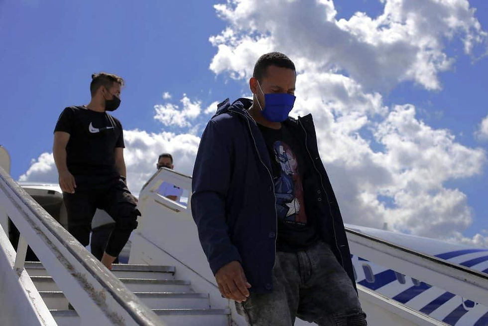 Antonio García, viceministro de Relaciones Exteriores de Honduras, comentó que entre los repatriados había una mezcla de personas, incluidas madres con niños