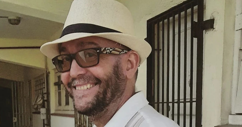Ferrera compartió una anécdota reveladora sobre la censura que experimentó en Santiago de Cuba, donde un funcionario del Ministerio de Cultura lo declaró persona non grata en el Teatro Heredia.