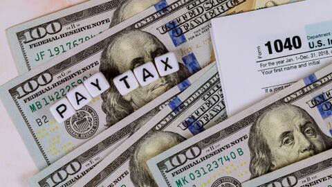 El Estimador de Retención de Impuestos es una herramienta disponible en IRS.gov que ayuda a los contribuyentes a determinar la cantidad exacta de impuestos que se les debe retener de sus cheques de pago.