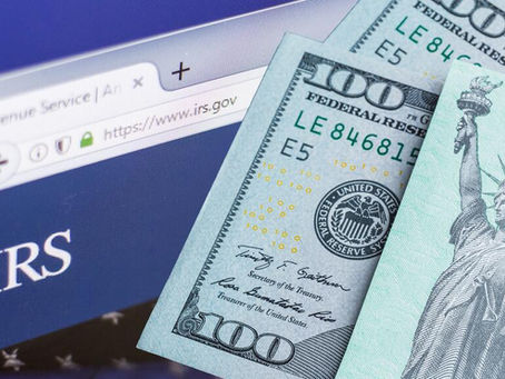 Tener deudas con el IRS puede parecer solo "un problema más", pero las consecuencias son serias y pueden afectar tu dinero, tu crédito, tus cuentas y hasta tu pasaporte.