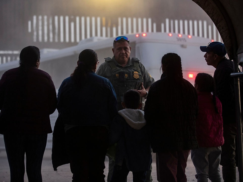 Por ejemplo, a los venezolanos y haitianos se les ha concedido el Estatus de Protección Temporal, que les permite obtener permisos de trabajo y los protege de la deportación.