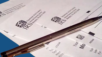 El IRS siempre se comunicará sobre deudas de impuestos por correo, nunca por teléfono. Además, el IRS no contactará a los contribuyentes por correo electrónico, mensaje de texto o redes sociales.