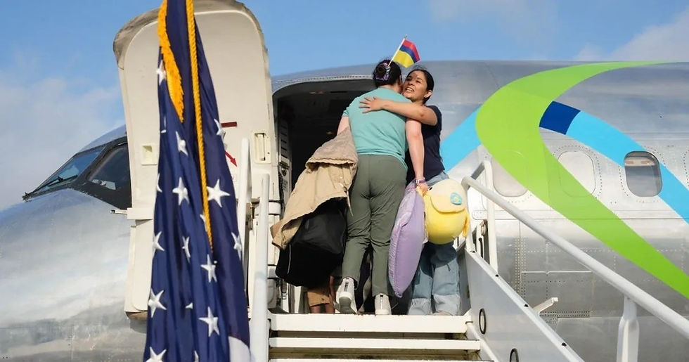 Se espera que el vuelo continúe hacia Colombia para llevar a los migrantes restantes que también optaron por autodeportarse.