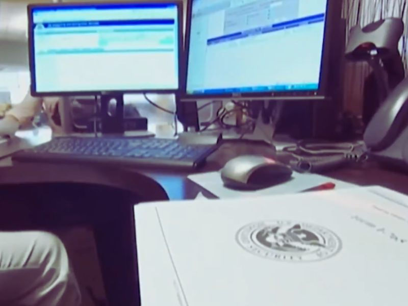Si ve a alguien ofreciendo sus servicios para presentar una solicitud antes de que publiquemos la notificación en el Registro Federal o abramos el proceso, consulte nuestra página web sobre fraude y denuncie estafas de inmigración”.