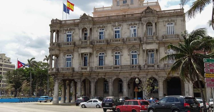 Para miles de cubanos, la nacionalidad española es una oportunidad vital para mejorar sus condiciones de vida y abrir nuevas puertas fuera de la isla.