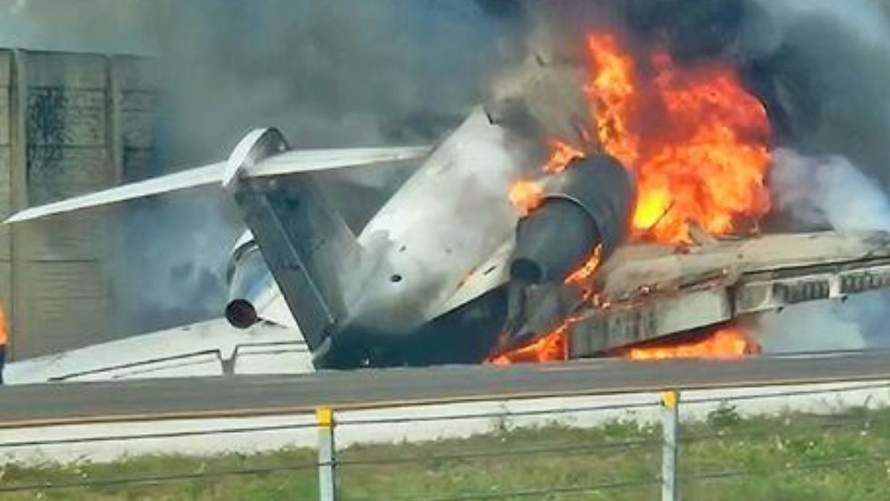 Un video que circula muestra un denso humo saliendo del avión mientras los automóviles se encuentran detenidos
