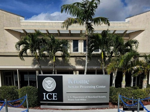 La imagen de los detenidos formando el SOS se convierte en un poderoso símbolo que trasciende fronteras, sensibilizando a la comunidad internacional sobre la urgente necesidad de atención a la situación que vive el pueblo cubano, tanto dentro de la isla como aquellos que se encuentran en el extranjero.