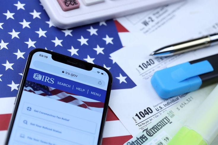 Algunos contribuyentes tienen la posibilidad de saldar sus obligaciones tributarias por un monto inferior al que deben. Para verificar esta elegibilidad, deben utilizar la herramienta de Precalificación de Ofrecimiento de Transacción en IRS.gov.