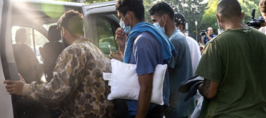 Según el fallo, los migrantes pueden proceder con su demanda contra Vertol Systems Co., con sede en Florida, la cual acordó transportarlos a la isla a cambio de una suma considerable de dinero.