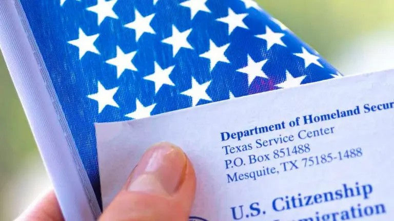 Este documento certifica la liberación bajo palabra después de haber sido detenidos en la frontera de Estados Unidos.