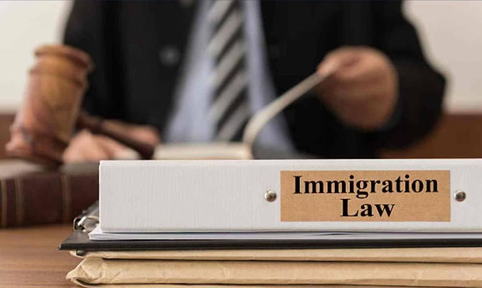 Este proceso generalmente comienza cuando las autoridades migratorias descubren que un individuo se encuentra en el país sin la documentación adecuada o ha violado los términos de su visa o estatus migratorio.