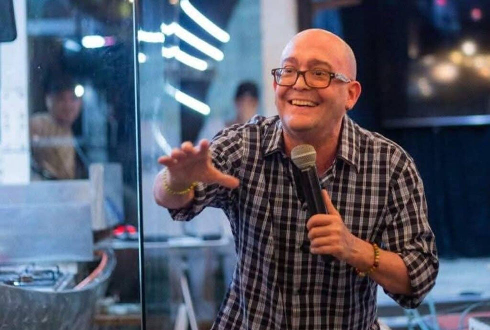 “He dejado de hacer teatro, ya que prácticamente no hay teatros. Pero he comenzado a establecer espectáculos en bares, algo que disfruto mucho. Estoy abriendo puertas para que otros humoristas puedan trabajar”.