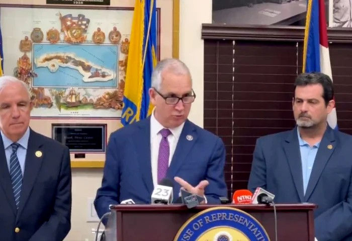 La ley FY24 asigna $25 millones para promover la democracia en Cuba, lo que representa un aumento del 25% con respecto al año 2023. De estos fondos, $25 millones se destinan a la Oficina de Transmisiones a Cuba (Radio y TV Martí).