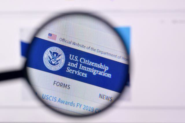 Una de las funcionalidades principales de myUSCIS es myProgress. A través de myProgress, los solicitantes pueden obtener actualizaciones en tiempo real sobre el estado de su caso, lo que les permite estar al tanto de las acciones tomadas por USCIS y anticipar cualquier requisito adicional.