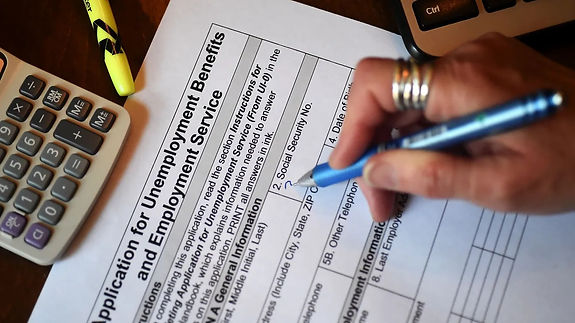 Ahorrar dinero al no contratar a alguien que les ayude a preparar la declaración puede resultar en multas, pérdida de dinero y problemas innecesarios.