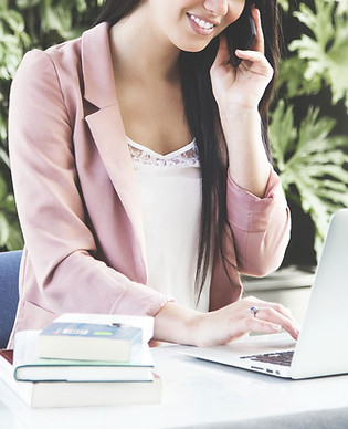 Femme sur l'ordinateur
