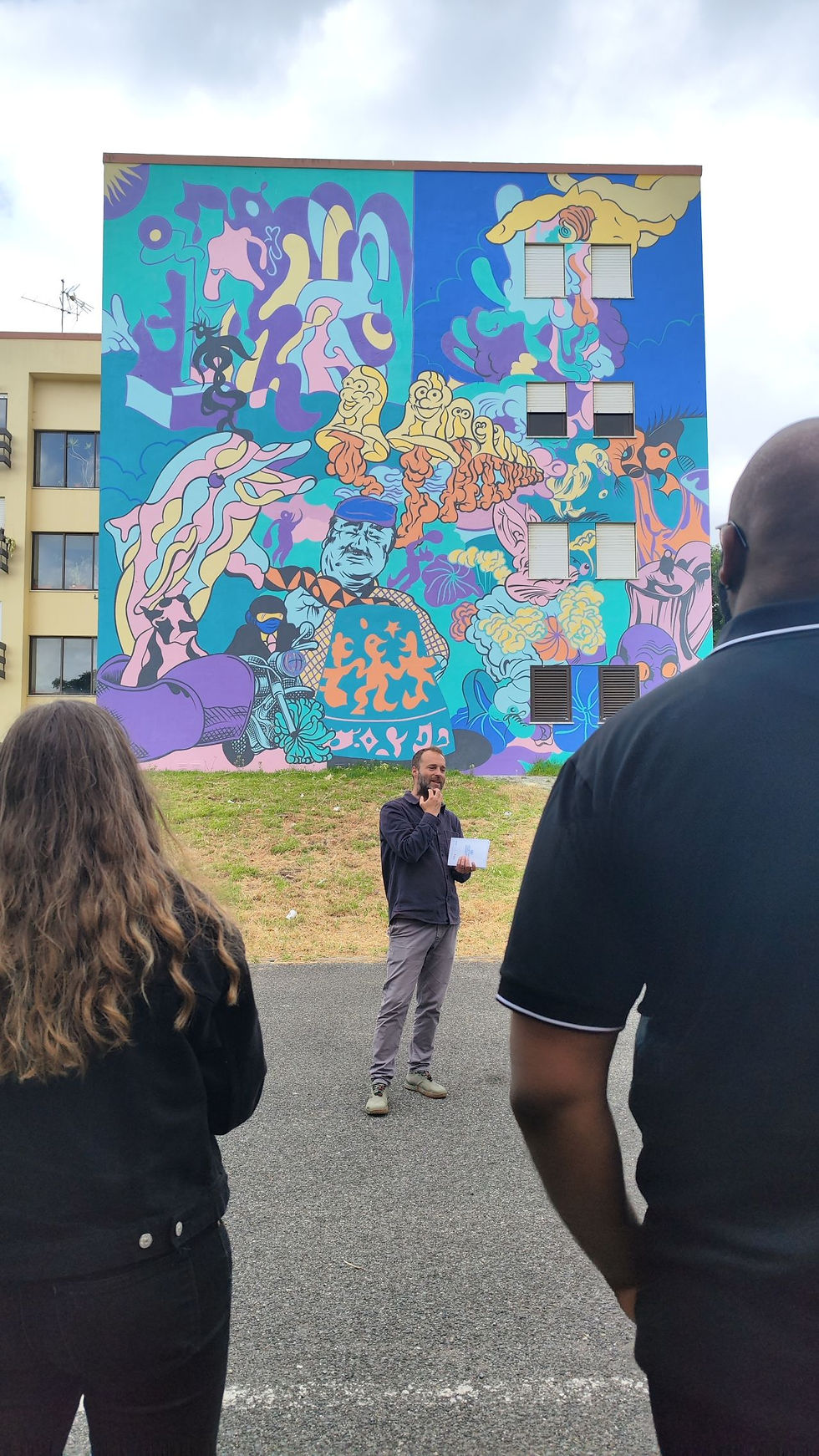 Legenda: Visita à Galeria de Arte Urbana no Bairro do Zambujal, no âmbito do Projeto Zambujal 360°, com a Mercan Properties